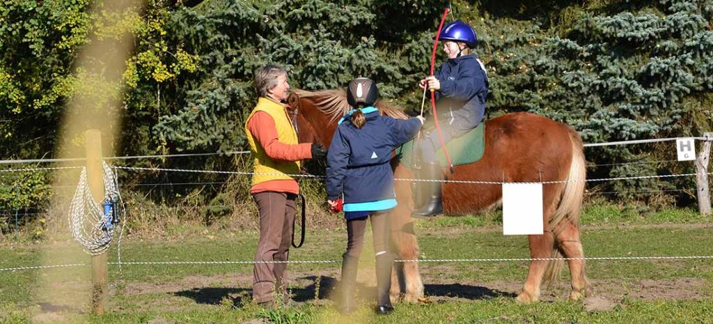 inder entdecken Pferde im Außenstall: fröhliches Zusammensein beim Pferdeprogramm unter Anleitung – Natur, Tier und Spaß vereint